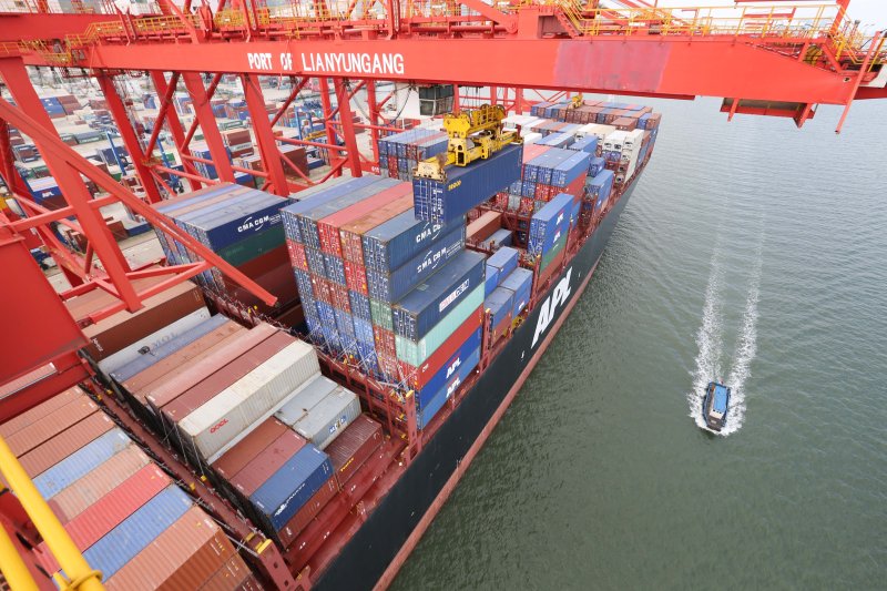 [롄윈강=신화/뉴시스] 중국 장쑤성 수출항 롄윈강 컨테이너 전용부두. 자료사진. 2025.12.08