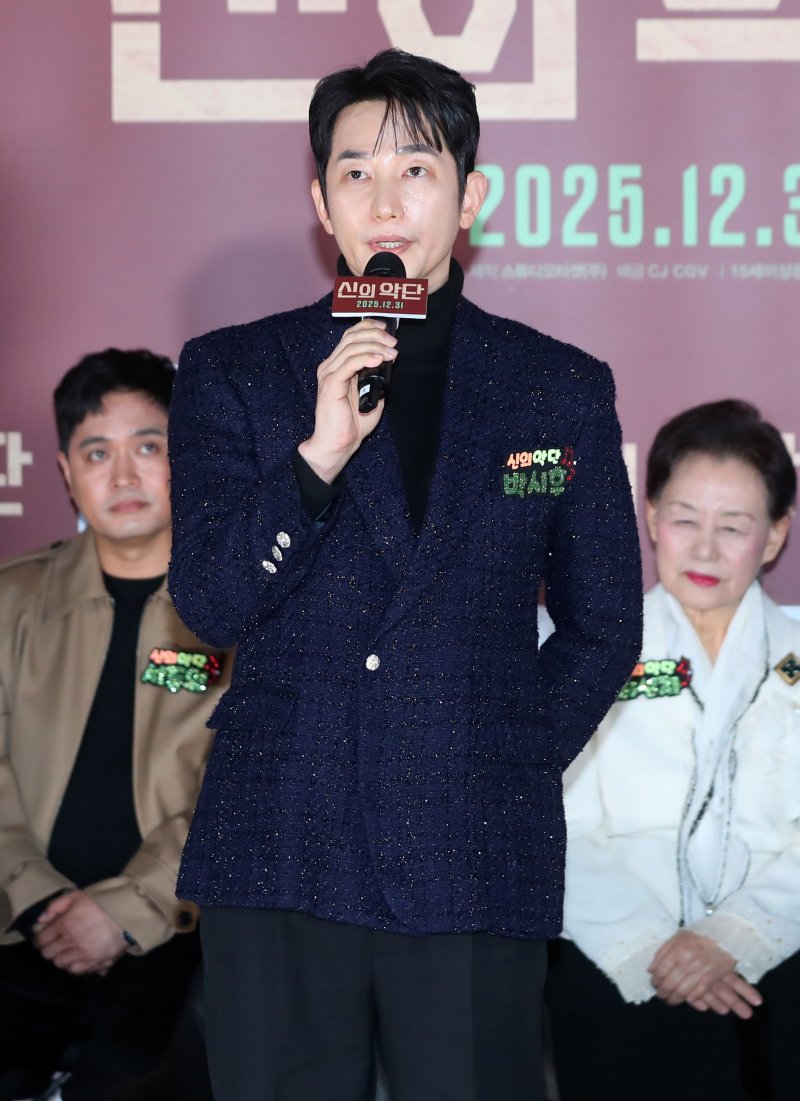 [서울=뉴시스] 김혜진 기자 = 배우 박시후가 8일 오전 서울 용산구 CGV용산아이파크몰에서 열린 영화 '신의 악단' 제작보고회에서 자신을 둘러싼 논란에 대해 입장을 말하고 있다. 2025.12.08. jini@newsis.com