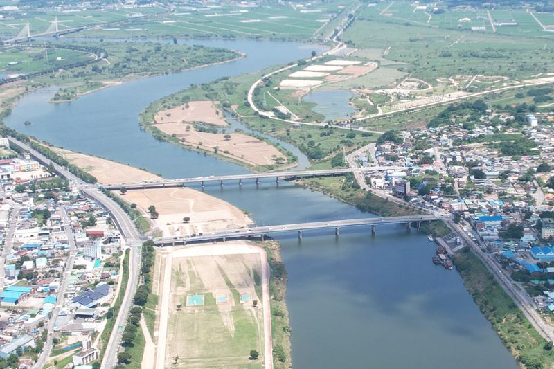 전남 나주시는 최근 확정된 2026년 정부 예산안에 영산대교(위쪽 다리) 재가설을 위한 실시설계비 10억원이 반영돼 내년 실시설계 착수를 시작으로 사업을 본격 추진해 시민의 안전과 도심 교통망 개선에 나선다고 밝혔다.