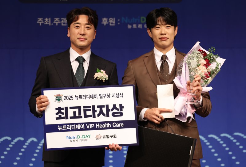[서울=뉴시스] 조성우 기자 = 8일 서울 강남구 리베라호텔에서 열린 2025 일구상 시상식에서 키움히어로즈 송성문(오른쪽)이 최고 타자상을 수상한 뒤 기념촬영을 하고 있다. 왼쪽은 이택근 일구회 회원. 2025.12.08. xconfind@newsis.com