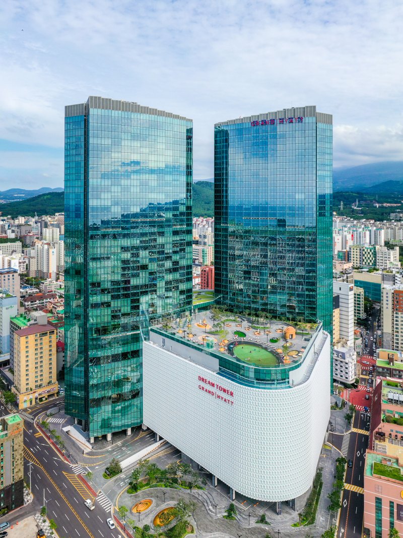 롯데관광개발이 소유한 제주 드림타워 복합리조트 전경.(롯데관광개발 제공)