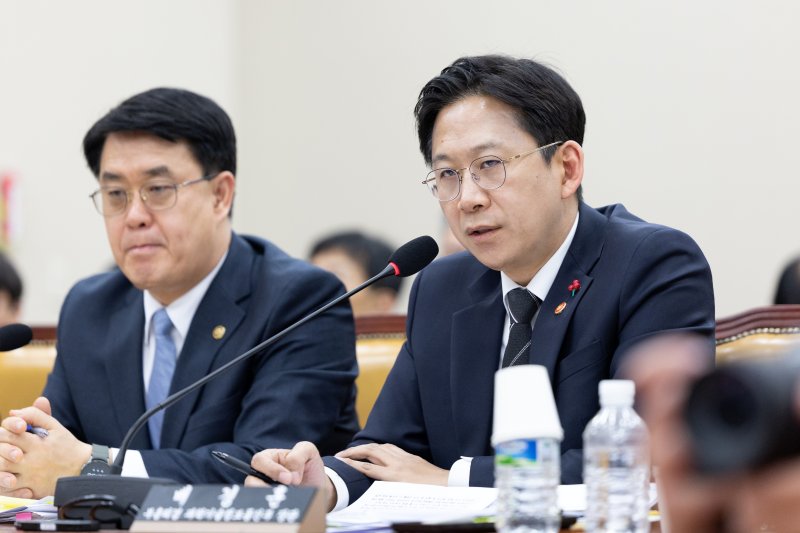 배경훈 과학기술정보통신부 장관이 2일 서울 여의도 국회에서 열린 제429회국회(정기회) 과학기술정보방송통신위원회 제18차 전체회의에 출석해 쿠팡 개인정보 유출 사고 관련 답변을 하고 있다. 2025.12.2/뉴스1 ⓒ News1 이승배 기자