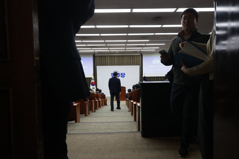 [서울=뉴시스] 고승민 기자 = 더불어민주당 의원들이 8일 서울 여의도 국회에서 열린 의원총회에 참석하고 있다. 2025.12.08. kkssmm99@newsis.com