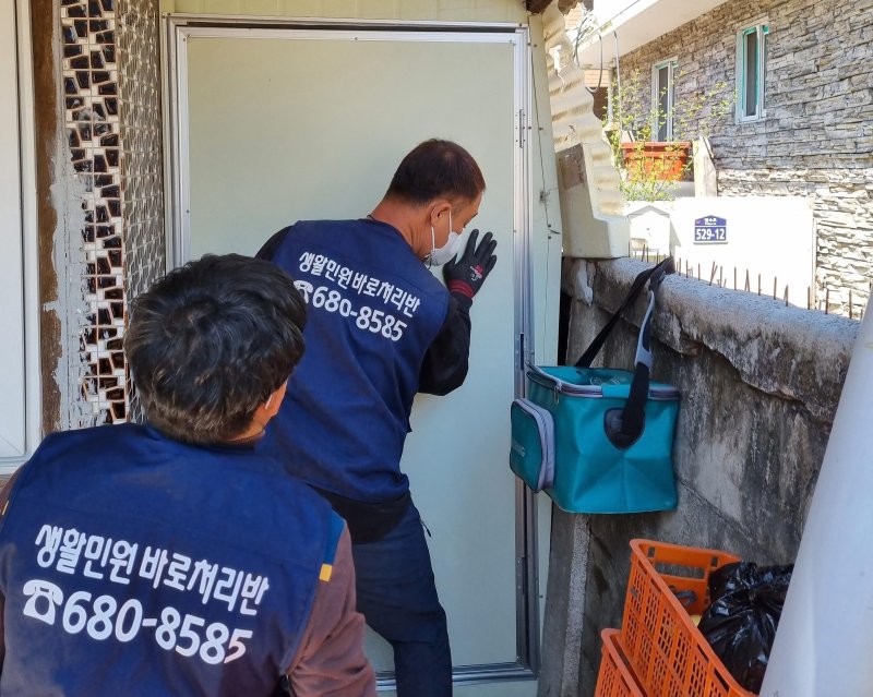 [영양=뉴시스] 영양군 생활민원 바로처리반이 문을 수리하고 있다. (사진=영양군 제공) 2025.12.08. photo@newsis.com *재판매 및 DB 금지