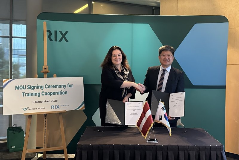 난 5일 라트비아 리가공항공사 본사에서 진행된 ‘전략적 교육 협력을 위한 양해각서 체결식’에서 인천국제공항공사 신가균 경영본부장(사진 오른쪽)이 협약 체결 후 라일라 오디나(Laila Odina) 리가공항공사 CEO 겸 이사회 의장(사진 왼쪽)과 기념촬영을 하고 있다.(공사 제공. 재배포 및 DB금지)2025.12.8/뉴스1