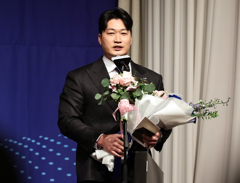 삼성 라이온즈 오승환이 8일 오전 서울 강남구 리베라호텔에서 열린 '2025 뉴트리디데이 일구상 시상식'에서 일구대상을 수상한 뒤 소감을 밝히고 있다. ⓒ News1 구윤성 기자