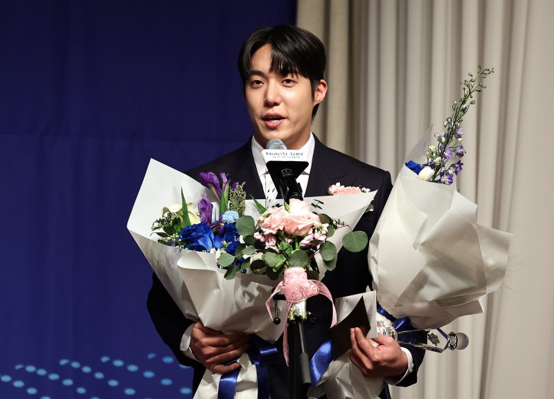 삼성 라이온즈 원태인이 8일 오전 서울 강남구 리베라호텔에서 열린 '2025 뉴트리디데이 일구상 시상식'에서 최고투수상을 수상한 뒤 소감을 밝히고 있다. ⓒ News1 구윤성 기자