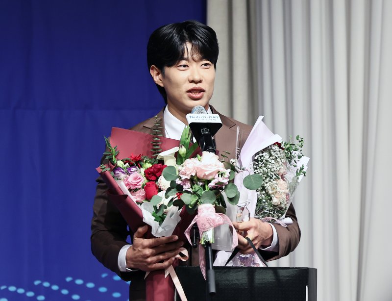 키움 히어로즈 송성문이 8일 오전 서울 강남구 리베라호텔에서 열린 '2025 뉴트리디데이 일구상 시상식'에서 최고타자상을 수상한 뒤 소감을 밝히고 있다. ⓒ News1 구윤성 기자
