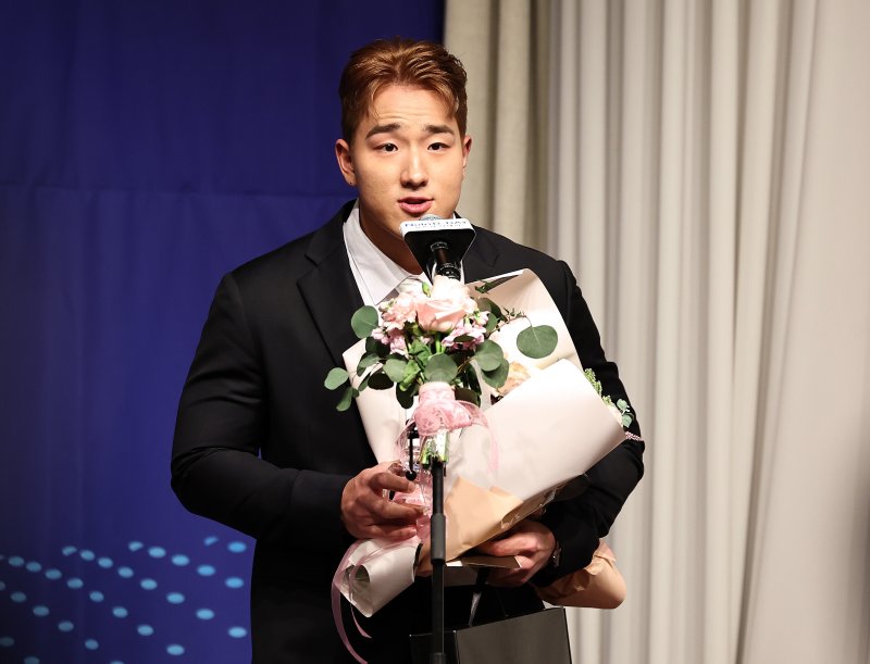 KT위즈 안현민이 8일 오전 서울 강남구 리베라호텔에서 열린 '2025 뉴트리디데이 일구상 시상식'에서 신인상을 받은 뒤 소감을 밝히고 있다. ⓒ News1 구윤성 기자