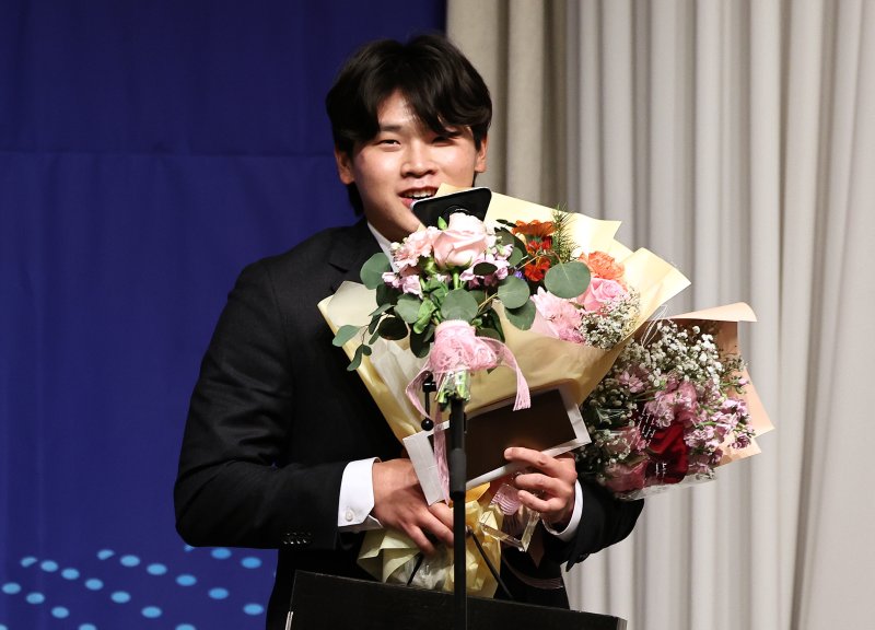 8일 오전 서울 강남구 리베라호텔에서 열린 '2025 뉴트리디데이 일구상 시상식'에서 의지노력상을 수상한 롯데 자이언츠 박찬형 선수가 수상소감을 밝히고 있다. ⓒ News1 구윤성 기자