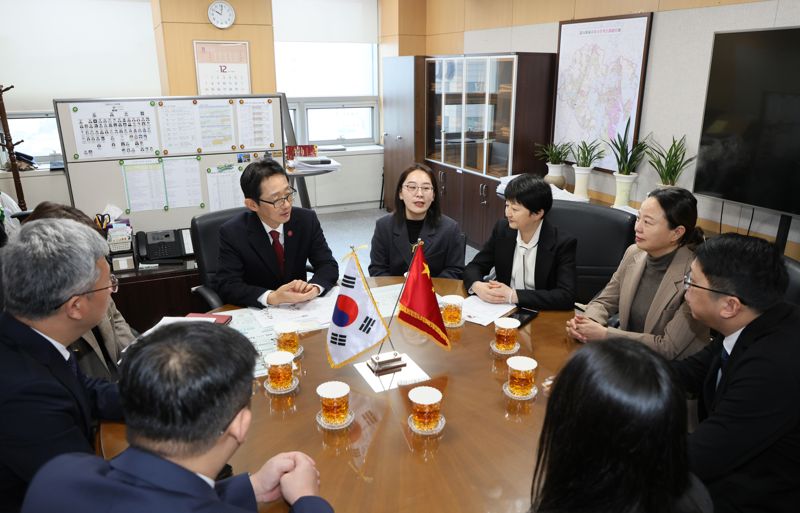 울산시 해외 자매도시인 중국 장쑤성 우시시의 공무원 연수단이 8일 울산시청을 방문했다. 바오하이옌 시산구 부구장 등 연수단이 이영환 울산시 기업투자국장과 환담을 하고 있다. 울산시 제공