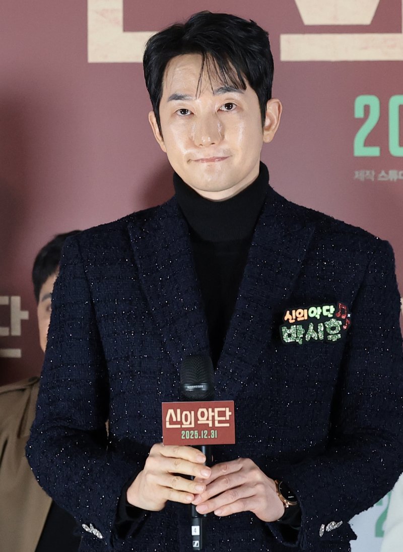 배우 박시후가 8일 오전 서울 용산구 용산아이파크몰 CGV에서 열린 영화 '신의악단'(감독 김형협) 제작보고회에 참석해 최근 불거진 '가정파탄' 의혹에 대해 법적 절차를 밟고 있다고 얘기하고 있다. '신의악단'은 북한에 외화벌이를 위해 가짜 찬양단이 창설되며 벌어지는 이야기를 그린 작품이다. 2025.12.8/뉴스1 ⓒ News1 권현진 기자