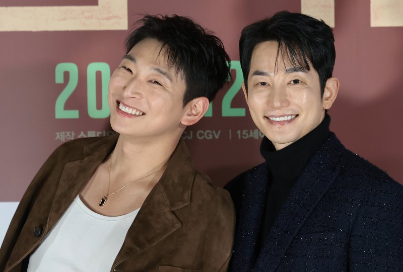 배우 정진운과 박시후(오른쪽)가 8일 오전 서울 용산구 용산아이파크몰 CGV에서 열린 영화 '신의악단'(감독 김형협) 제작보고회에 참석해 미소를 짓고 있다. '신의악단'은 북한에 외화벌이를 위해 가짜 찬양단이 창설되며 벌어지는 이야기를 그린 작품이다. 2025.12.8/뉴스1 ⓒ News1 권현진 기자