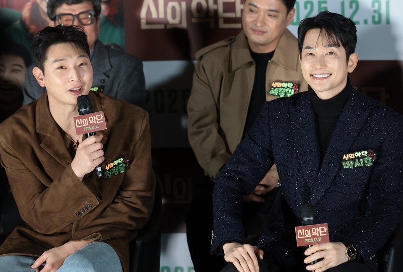 배우 정진운과 박시후(오른쪽)가 8일 오전 서울 용산구 용산아이파크몰 CGV에서 열린 영화 '신의악단'(감독 김형협) 제작보고회에 참석해 호흡에 대해 이야기 하고 있다. '신의악단'은 북한에 외화벌이를 위해 가짜 찬양단이 창설되며 벌어지는 이야기를 그린 작품이다. 2025.12.8/뉴스1 ⓒ News1 권현진 기자
