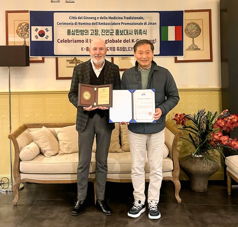 전춘성 전북 진안군수(오르쪽)가 이탈리아 움베르토 나르디 박사를 홍보대사로 위촉하고 있다.(진안군제공. 재파매 및 DB금지)2025.12.8/뉴스1