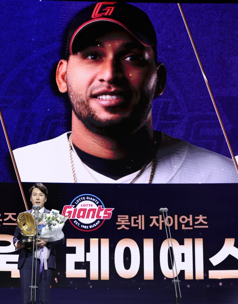 롯데 자이언츠 박준혁 단장이 지난해 골든글러브 시상식에서 빅터 레이예스의 외야수 부문 골든글러브를 대리 수상했다. 뉴스1 DB ⓒ News1 김성진 기자