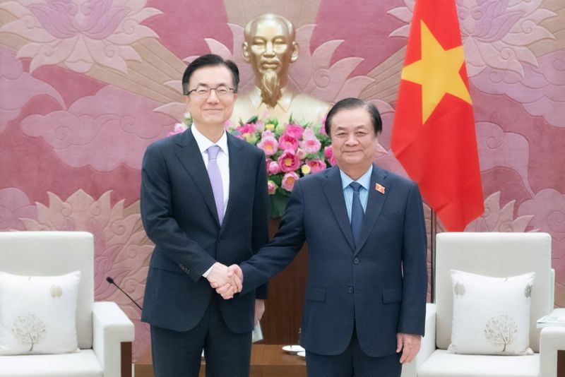 박순철 삼성전자 경영지원담당(왼쪽)이 지난 5일 하노이에서 레 민 호안 베트남 국회 부의장과 만나 악수를 나누고 있다. 베트남 국회 제공