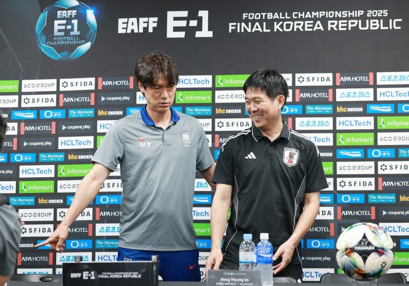 [용인=뉴시스] 이영환 기자 = 홍명보 한국 축구대표팀 감독과 모리야스 하지메 일본 축구대표팀 감독이 6일 오후 경기 용인시 처인구 용인미르스타디움에서 열린 2025 EAFF(동아시아축구연맹) E-1 챔피언십(동아시안컵) 기자회견에 참석하고 있다. 2025.07.06. 20hwan@newsis.com