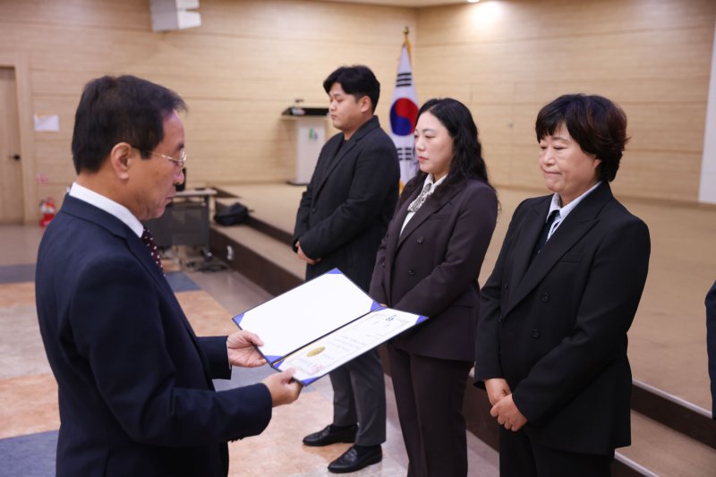 오른쪽부터 김진미 축수산팀장, 이미선 인구정책팀장, 김용진 주무관, 김문근 단양군수.(단양군 제공. 재판매 및 DB금지)/뉴스1
