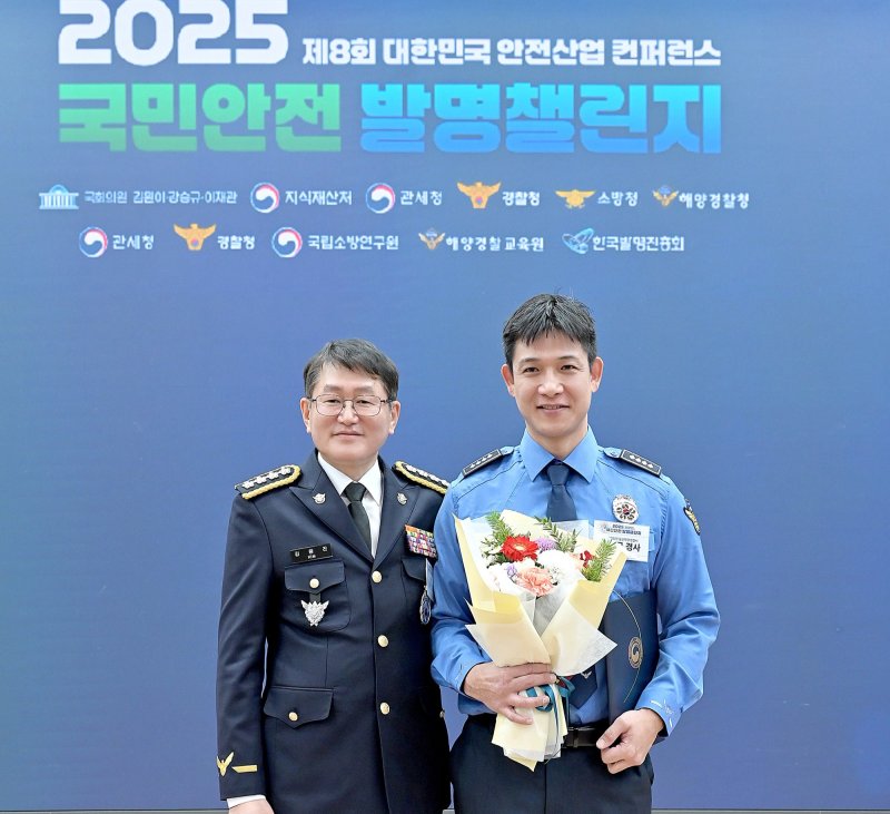 울산해경 이덕규 경사(오른쪽)가 김용진 해양경찰청장(왼쪽)과 기념 촬영을 하고 있다.(울산해경 제공. 재판매 및 DB금지)/뉴스1