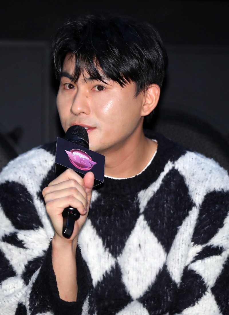 [서울=뉴시스] 김혜진 기자 = 가수 카더가든이 22일 오후 서울 강남구 CGV 씨네시티에서 열린 Mnet 서바이벌 프로그램 'VS(브이에스)' 신곡 음원 쇼케이스에서 인사말을 하고 있다. 2023.11.22. jini@newsis.com