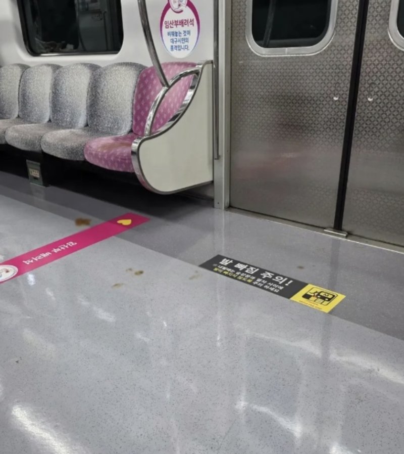 [서울=뉴시스]지난 6일 오후 대구 지하철 안에 누군가 본 대변이 좌석과 바닥에 그대로 남겨진 모습. (사진출처: 스레드) 2025.12.08. /사진=뉴시스