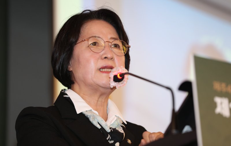 [제주=뉴시스] 우장호 기자 = 추미애 국회 법제사법위원장이 13일 오후 제주시 연동 제주썬호텔에서 열린 '제15회 제주 4.3평화포럼'에서 기조연설을 하고 있다. 추 위원장은 1999년 제주4.3의 억울한 희생이 담긴 수형인명부를 최초로 공개하며 제주4.3 진상규명에 크게 기여했다. 2025.11.13. woo1223@newsis.com