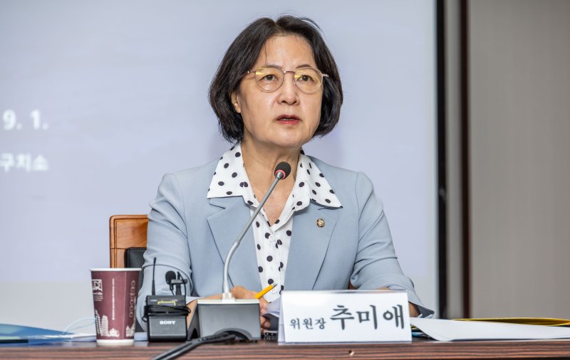 [서울=뉴시스] 국회사진기자단 = 추미애 국회 법제사법위원회 위원장이 1일 경기 의왕시 안양판교로 143 서울구치소에서 열린 윤석열 전 대통령의 수감 중 특혜 제공 여부 확인과 CCTV 영상기록 열람을 위한 현장검증에 참석해 모두발언을 하고 있다. 2025.09.01. photo@newsis.com