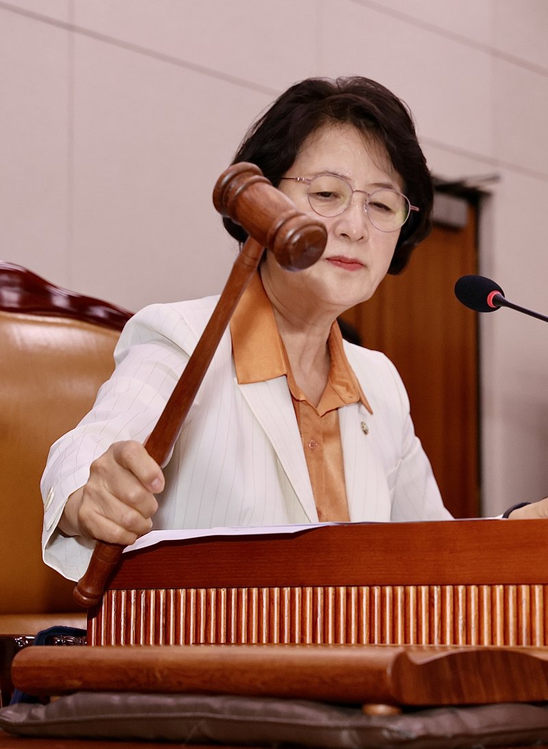 [서울=뉴시스] 김명년 기자 = 추미애 국회 법제사법위원장이 26일 오후 서울 여의도 국회 법사위에서 의사봉을 두드리고 있다. 2025.08.26. kmn@newsis.com