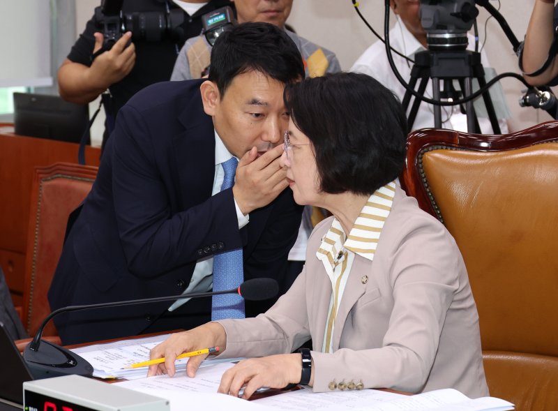 [서울=뉴시스] 김금보 기자 = 추미애 국회 법제사법위원회 위원장과 김용민 더불어민주당 간사가 4일 오전 서울 여의도 국회에서 열린 법제사법위원회 전체회의에서 의논을 하고 있다. 2025.09.04. kgb@newsis.com