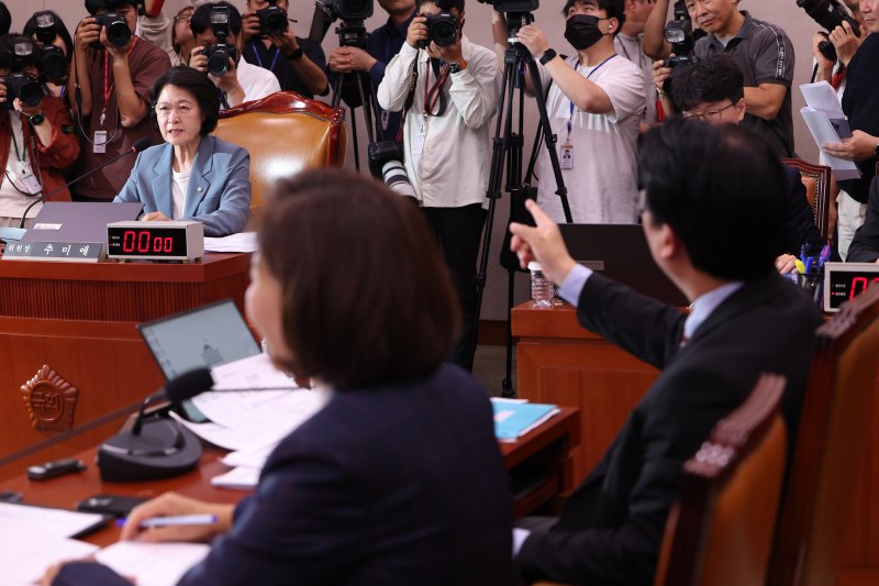 [서울=뉴시스] 김명년 기자 = 곽규택 국민의힘 의원이 24일 오후 서울 여의도 국회에서 열린 법제사법위원회 전체회의에서 추미애 위원장에게 항의하고 있다. 2025.09.24. kmn@newsis.com