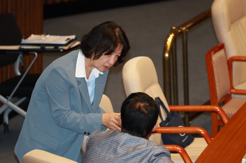 [서울=뉴시스] 고승민 기자 = 추미애 국회 법사위원장이 25일 서울 여의도 국회에서 열린 제429회 국회(정기회) 제9차 본회의에서 동료 의원과 대화하고 있다. 2025.09.25. kkssmm99@newsis.com