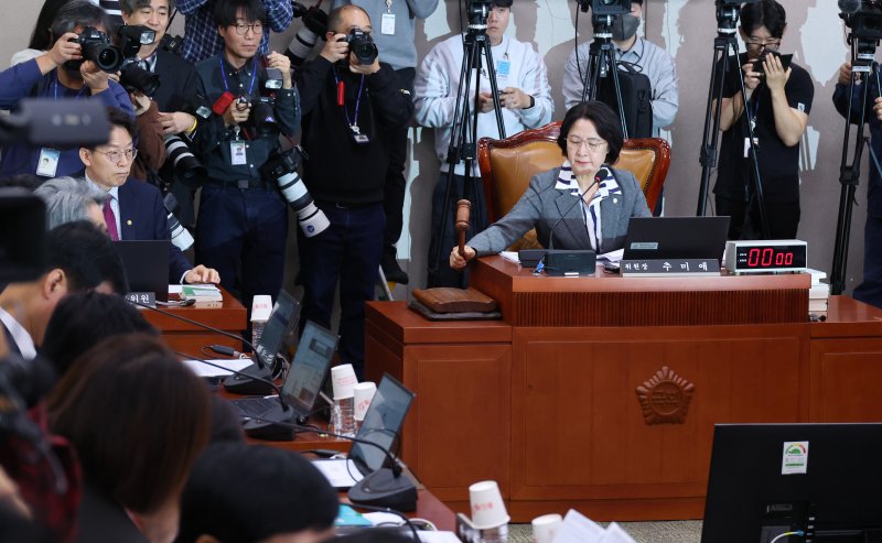 [서울=뉴시스] 김금보 기자 = 추미애 국회 법제사법위원회 위원장이 23일 서울 여의도 국회에서 국정감사에 앞서 열린 전체회의에서 의사봉을 두드리고 있다. 2025.10.22. kgb@newsis.com