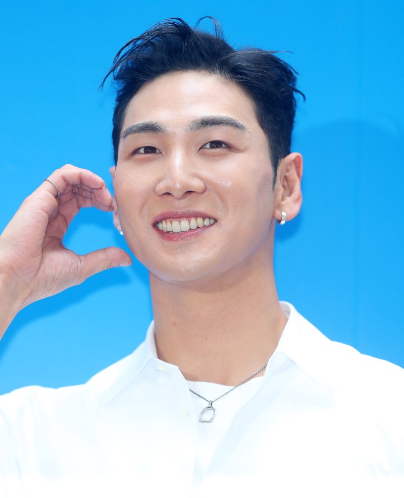 [서울=뉴시스] 김혜진 기자 = 가수 백호가 20일 오후 서울 강남구 LF본사에서 열린 바네사 브루노(VANESSA BRUNO)포토행사에서 포즈를 취하고 있다. 2025.03.20. jini@newsis.com