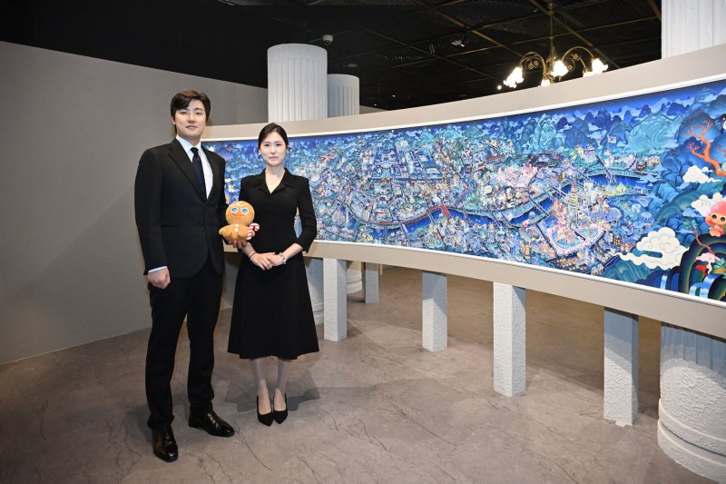 조길현 데브시스터즈 대표가 오는 9일부터 내년 3월 1일까지 진행하는 ‘쿠키런: 사라진 국가유산을 찾아서’ 특별전 장소인 서울 중구 덕수궁 돈덕전에서 기념 촬영을 하고 있다. (사진=데브시스터즈 제공) *재판매 및 DB 금지