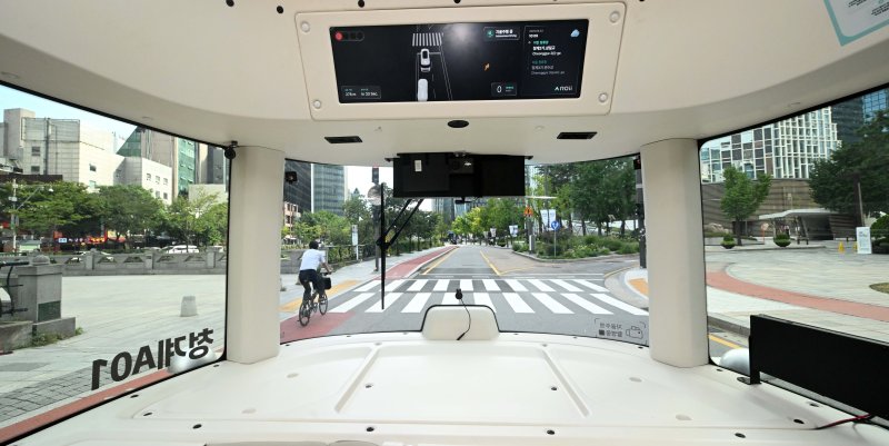 [서울=뉴시스] 권창회 기자 = 지난 9월23일 오전 서울 중구 청계광장 인근에서 운전석 없는 자율주행셔틀버스가 시범운행 되고 있다.(공동취재) 2025.09.23. photo@newsis.com