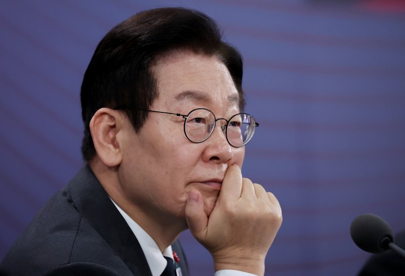 [천안=뉴시스] 고범준 기자 = 이재명 대통령이 5일 충남 천안시 한국기술교육대학교에서 열린 '충남의 마음을 듣다' 타운홀미팅에서 참석자 발언을 듣고 있다. (대통령실통신사진기자단) 2025.12.05. bjko@newsis.com