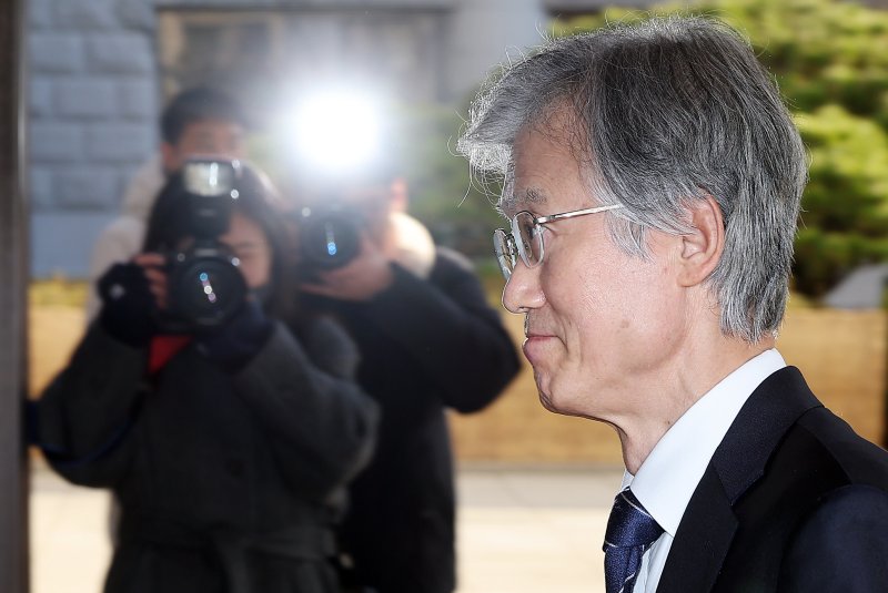 조희대 대법원장이 8일 오전 서울 서초구 대법원으로 출근하고 있다. 2025.12.8/뉴스1 ⓒ News1 김진환 기자