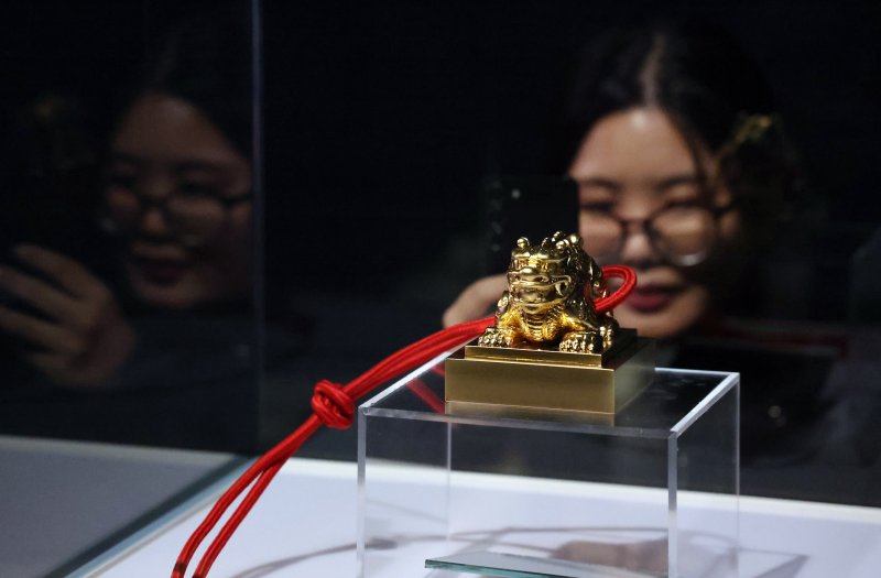 8일 서울 중구 덕수궁 돈덕전에서 열린 국가유산청과 데브시스터즈 공동주최 제2회 국가유산의 날 기념 특별전 '쿠키런: 사라진 국가유산을 찾아서' 공개 행사에서 관계자가 복원된 '대한국새'를 둘러보고 있다. 오는 9일 부터 내년 3월 1일 까지 열리는 이번 전시는 자주적 근대국가를 만들고자 했던 대한제귝의 미완의 꿈과 쿠키런의 핵심 가치인 용기를 결합하여 국가유산의 가치를 조망하고 시대를 초월한 희망의 메시지를 전하고자 마련됐다 2025.12.8/뉴스1 ⓒ News1 김명섭 기자