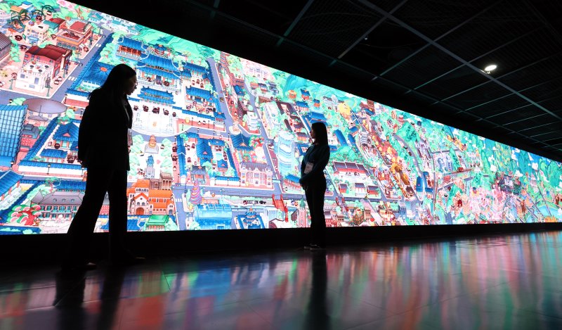 8일 서울 중구 덕수궁 돈덕전에서 열린 국가유산청과 데브시스터즈 공동주최 제2회 국가유산의 날 기념 특별전 '쿠키런: 사라진 국가유산을 찾아서' 공개 행사에서 관계자들이 LED 미디어아트를 둘러보고 있다. 오는 9일 부터 내년 3월 1일 까지 열리는 이번 전시는 자주적 근대국가를 만들고자 했던 대한제귝의 미완의 꿈과 쿠키런의 핵심 가치인 용기를 결합하여 국가유산의 가치를 조망하고 시대를 초월한 희망의 메시지를 전하고자 마련됐다 ⓒ News1 김명섭 기자