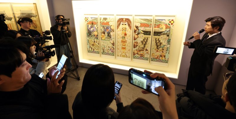 8일 서울 중구 덕수궁 돈덕전에서 열린 국가유산청과 데브시스터즈 공동주최 제2회 국가유산의 날 기념 특별전 '쿠키런: 사라진 국가유산을 찾아서' 공개 행사에서 조길현 데브시스터즈 대표가 상상화 '칭경예식, 새 시대를 열다'를 설명하고 있다. 오는 9일 부터 내년 3월 1일 까지 열리는 이번 전시는 자주적 근대국가를 만들고자 했던 대한제귝의 미완의 꿈과 쿠키런의 핵심 가치인 용기를 결합하여 국가유산의 가치를 조망하고 시대를 초월한 희망의 메시지를 전하고자 마련됐다. 2025.12.8/뉴스1 ⓒ News1 김명섭 기자