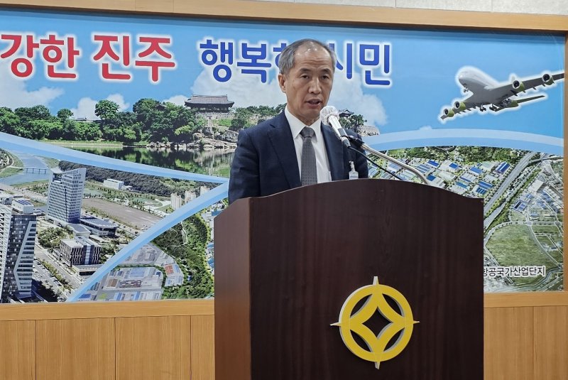 김성일 진주시 우주항공경제국장은 8일 시청에서 기자회견을 열고 'KAI 회전익 비행센터' 현황에 대해 설명하고 있다. 2025.12.8/뉴스1 한송학기자