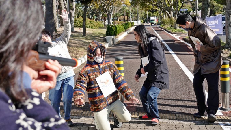 [제주=뉴시스] 오영재 기자 = 꽃사슴 유해동물 중단 및 생명 공존 제주행동이 8일 오후 제주도의회 앞에서 꽃사슴 유해동물 지정 반대 기자회견을 열고 장총에 의한 꽃사슴 포획 퍼포먼스를 하고 있다. 2025.12.08. oyj4343@newsis.com