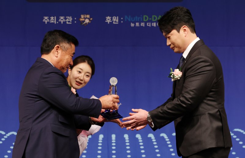 [서울=뉴시스] 조성우 기자 = 8일 서울 강남구 리베라호텔에서 열린 2025 일구상 시상식에서 삼성 라이온즈 투수 출신 오승환이 김광수 일구회 회장으로부터 일구대상을 수상하고 있다. 2025.12.08. xconfind@newsis.com