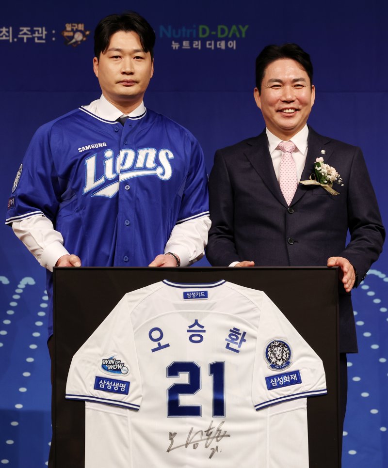 [서울=뉴시스] 조성우 기자 = 8일 서울 강남구 리베라호텔에서 열린 2025 일구상 시상식에서 삼성 라이온즈 출신 오승환(왼쪽)이 21번 영구결번 착장식을 진행한 뒤 유니폼 액자와 기념촬영을 하고 있다. 오른쪽은 김형대 뉴트리디데이 대표. 2025.12.08. xconfind@newsis.com