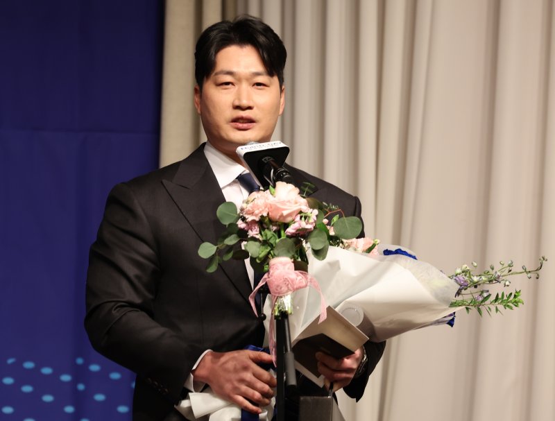 [서울=뉴시스] 조성우 기자 = 8일 서울 강남구 리베라호텔에서 열린 2025 일구상 시상식에서 삼성 라이온즈 투수 출신 오승환이 일구대상을 수상한 뒤 소감을 말하고 있다. 2025.12.08. xconfind@newsis.com