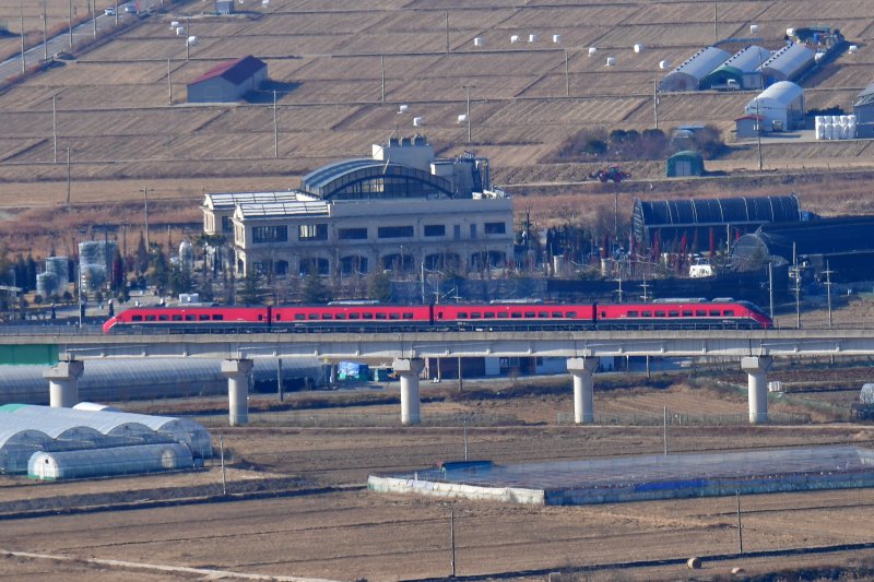 2025년 을사년 새해 첫 날인 1일 오전 동해선 철도가 완전 개통된 가운데 경북 포항역을 출발한 ITX-마음 열차가 강릉역을 향해 달리고 있다. 부산에서 강원 강릉을 잇는 동해선 철도가 1일 개통됐다. 동해선은 부산을 출발해 경북 경주~포항~울진, 강원 삼척~강릉까지 ITX-마음 열차가 하루 4차례 왕복 운행한다. 열차의 최대 속도는 시속 150㎞다. 동해선 완전 개통은 2014년 12월 영덕~울진~삼척 구간 공사를 시작한지 10년 만이며, 2018년 1월 포항~영덕 구간 개통 6년 만이다.2025.1.1/뉴스1 ⓒ News1 최