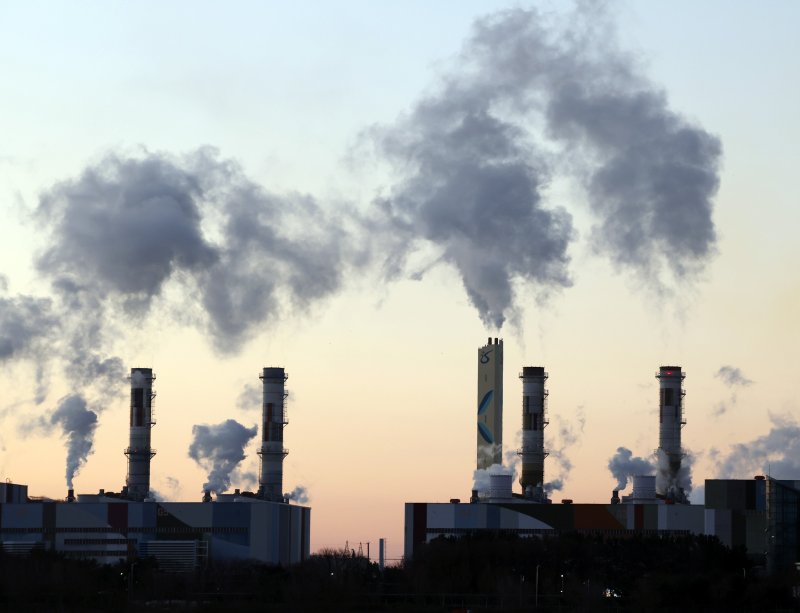 [인천=뉴시스] 전진환 기자 = 전국 대부분의 지역이 영하권의 날씨를 보인 5일 오전 인천 서구 서인천복합화력발전소 굴뚝에서 수증기가 뿜어져 나오고 있다. 2025.12.05. amin2@newsis.com