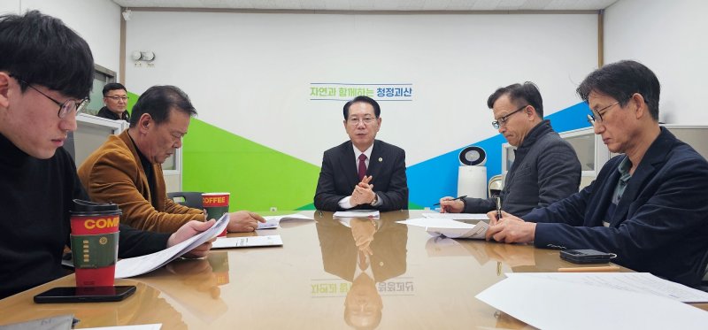 송인헌 괴산군수가 8일 기자간담회를 열고 민생안정지원금 지급 계획을 밝히고 있다.2025.12.08.ⓒ 뉴스1 이성기 기자