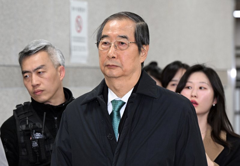 한덕수 전 국무총리가 26일 서울 서초동 서울중앙지법에서 열린 결심공판을 마치고 법원을 나서고 있다. (공동취재) 2025.11.26/뉴스1 ⓒ News1 김민지 기자